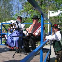 Maibaum aufstellen und Maifeier