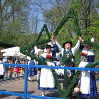 Maibaum aufstellen und Maifeier