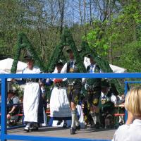 Maibaum aufstellen und Maifeier