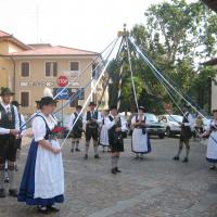 Mit der Bandlstange vorm Hotel