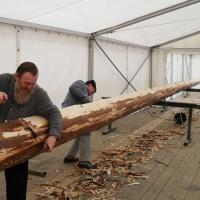 Eifrige Arbeiter am Maibaum