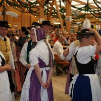 Gaugruppenauftritt im Festzelt Tradition auf der Wiesn