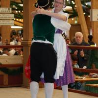 Gaugruppenauftritt im Festzelt Tradition auf der Wiesn