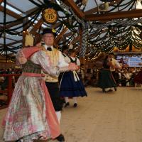 Gaugruppenauftritt im Festzelt Tradition auf der Wiesn