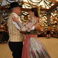 Gaugruppenauftritt im Festzelt Tradition auf der Wiesn