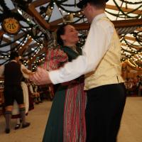 Gaugruppenauftritt im Festzelt Tradition auf der Wiesn