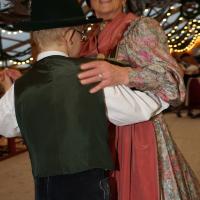 Gaugruppenauftritt im Festzelt Tradition auf der Wiesn