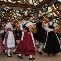 Gaugruppenauftritt im Festzelt Tradition auf der Wiesn