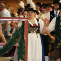 Gaugruppenauftritt im Festzelt Tradition auf der Wiesn