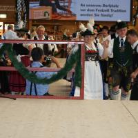 Gaugruppenauftritt im Festzelt Tradition auf der Wiesn