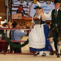 Gaugruppenauftritt im Festzelt Tradition auf der Wiesn