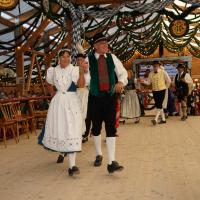 Gaugruppenauftritt im Festzelt Tradition auf der Wiesn