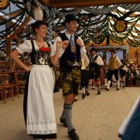 Gaugruppenauftritt im Festzelt Tradition auf der Wiesn