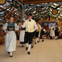 Gaugruppenauftritt im Festzelt Tradition auf der Wiesn