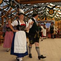 Gaugruppenauftritt im Festzelt Tradition auf der Wiesn