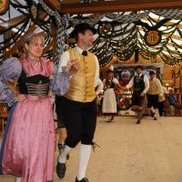 Gaugruppenauftritt im Festzelt Tradition auf der Wiesn