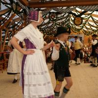 Gaugruppenauftritt im Festzelt Tradition auf der Wiesn