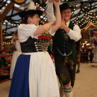 Gaugruppenauftritt im Festzelt Tradition auf der Wiesn