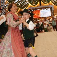 Gaugruppenauftritt im Festzelt Tradition auf der Wiesn