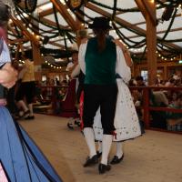 Gaugruppenauftritt im Festzelt Tradition auf der Wiesn