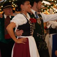 Gaugruppenauftritt im Festzelt Tradition auf der Wiesn