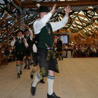 Gaugruppenauftritt im Festzelt Tradition auf der Wiesn