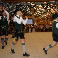 Gaugruppenauftritt im Festzelt Tradition auf der Wiesn