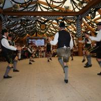 Gaugruppenauftritt im Festzelt Tradition auf der Wiesn