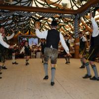 Gaugruppenauftritt im Festzelt Tradition auf der Wiesn