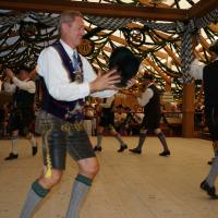 Gaugruppenauftritt im Festzelt Tradition auf der Wiesn