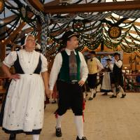 Gaugruppenauftritt im Festzelt Tradition auf der Wiesn