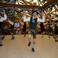 Gaugruppenauftritt im Festzelt Tradition auf der Wiesn