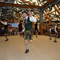 Gaugruppenauftritt im Festzelt Tradition auf der Wiesn