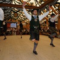 Gaugruppenauftritt im Festzelt Tradition auf der Wiesn