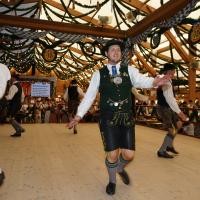 Gaugruppenauftritt im Festzelt Tradition auf der Wiesn
