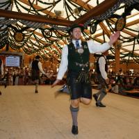 Gaugruppenauftritt im Festzelt Tradition auf der Wiesn