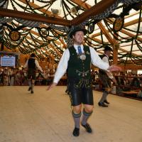Gaugruppenauftritt im Festzelt Tradition auf der Wiesn