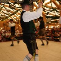 Gaugruppenauftritt im Festzelt Tradition auf der Wiesn