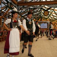 Gaugruppenauftritt im Festzelt Tradition auf der Wiesn