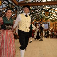 Gaugruppenauftritt im Festzelt Tradition auf der Wiesn