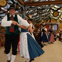 Gaugruppenauftritt im Festzelt Tradition auf der Wiesn