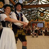 Gaugruppenauftritt im Festzelt Tradition auf der Wiesn