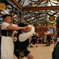 Gaugruppenauftritt im Festzelt Tradition auf der Wiesn