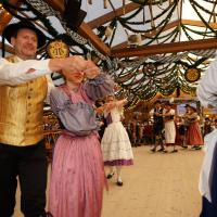 Gaugruppenauftritt im Festzelt Tradition auf der Wiesn