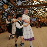 Gaugruppenauftritt im Festzelt Tradition auf der Wiesn