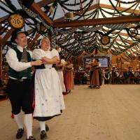 Gaugruppenauftritt im Festzelt Tradition auf der Wiesn