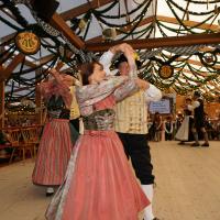 Gaugruppenauftritt im Festzelt Tradition auf der Wiesn