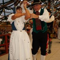 Gaugruppenauftritt im Festzelt Tradition auf der Wiesn