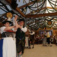 Gaugruppenauftritt im Festzelt Tradition auf der Wiesn
