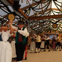 Gaugruppenauftritt im Festzelt Tradition auf der Wiesn
